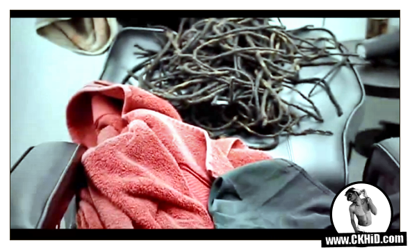 T-Pain′s Dreads Cut Off, Lying in Barbor′s Chair