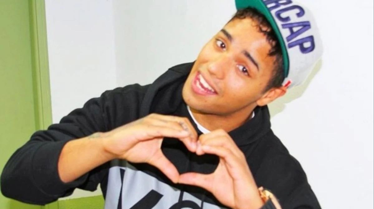 MC Daleste Forms a Heart Symbol With his Hands, Wishing Peace & Love to Fans